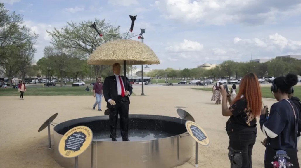 Hicivli Trump heykeli National Mall'da sergilendi