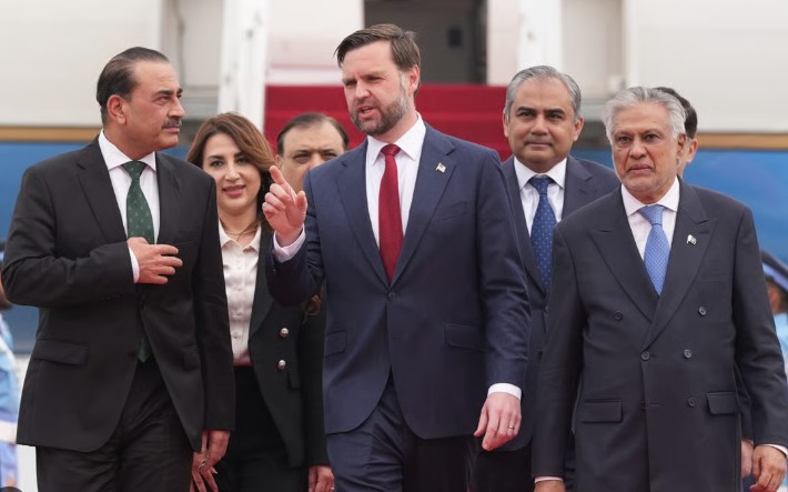 US and Iran Deadlocked Over Strait of Hormuz Control During Islamabad Summit