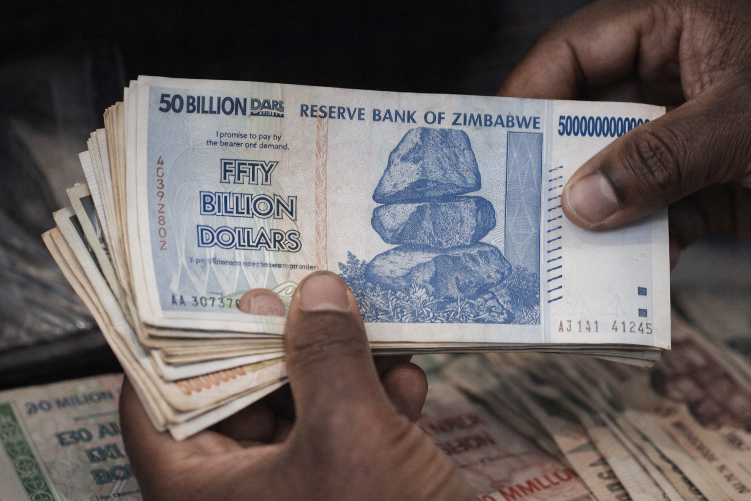 Zimbabwe Currency Chief Pushes to Bolster ZiG's Value