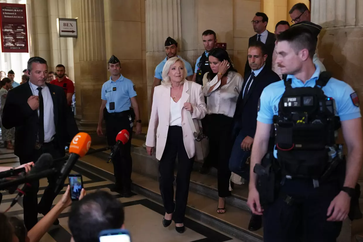 Yolsuzluk cezası siyasi engel olmadı: Le Pen Cumhurbaşkanlığı adaylığını duyurdu