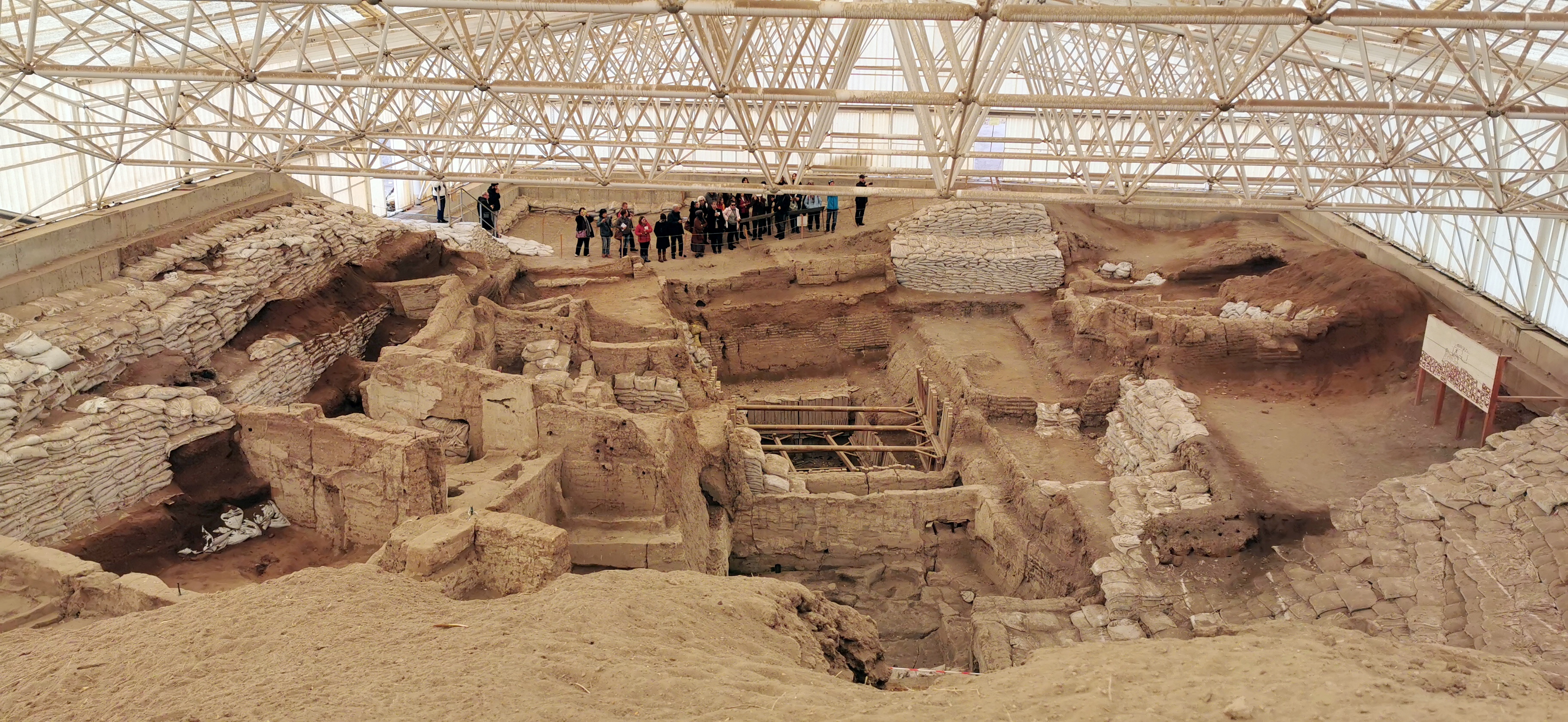 Çatalhöyük’te “ölüler evi”nin yanında 8 bebek iskeleti bulundu