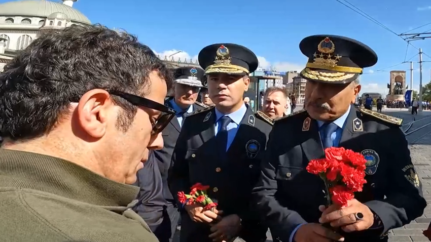 İstiklal Caddesi'nde karanfil dağıtmak isteyen İBB zabıta müdürlerine polis engeli