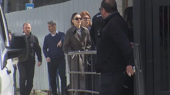 Hande Erçel İstanbul Havalimanı’nda gözaltına alındı