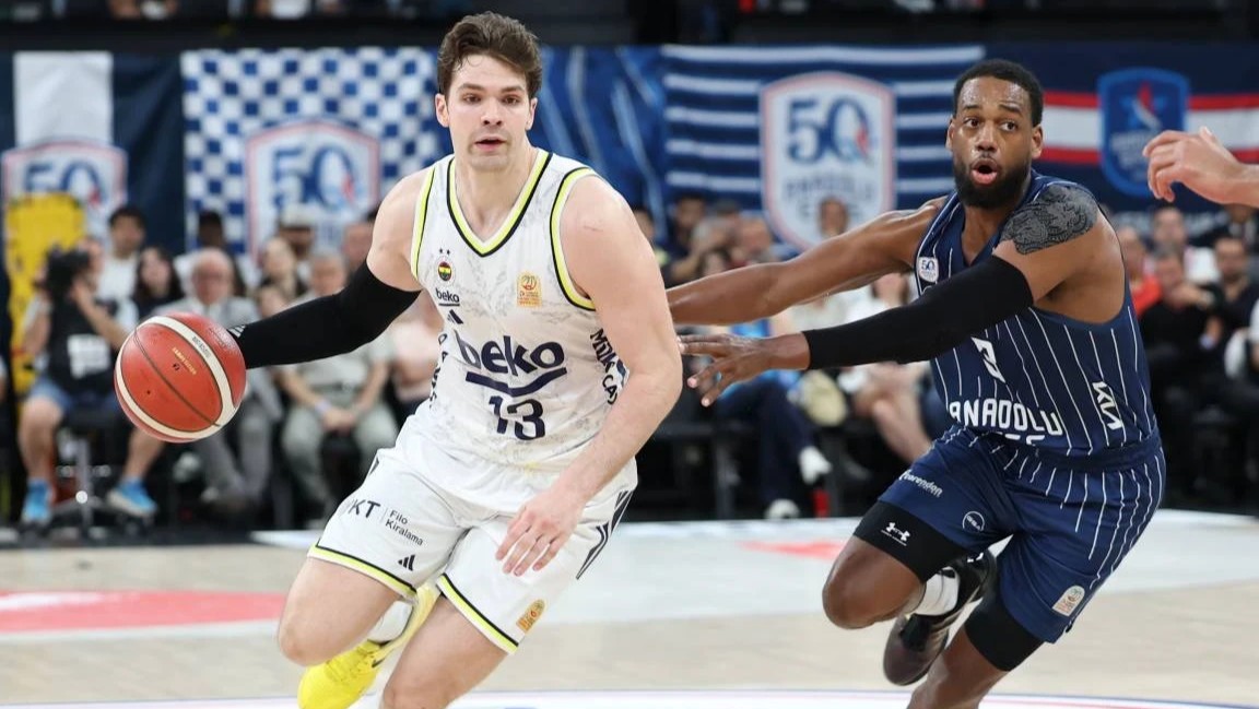 Anadolu Efes seriyi uzattı, hakem kararları tartışma yarattı
