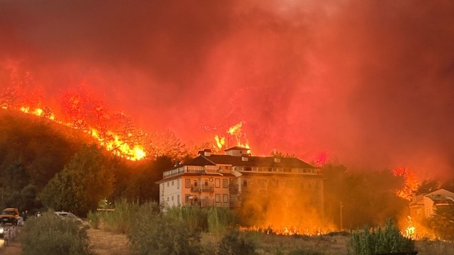 Fethiye’de yerleşim yerlerine yakın bölgede orman yangını
