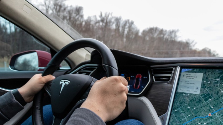 Tesla, Avrupa'da otonom sürüş onayı için güvenlik verilerini paylaştı