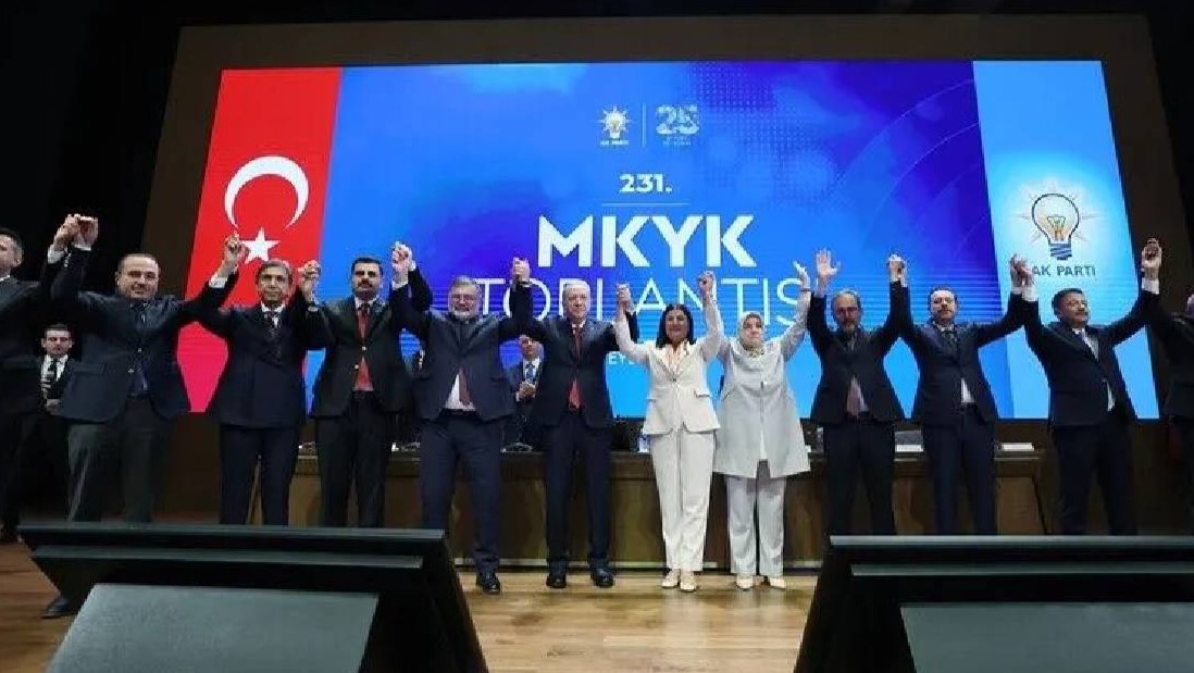 Erdoğan’dan 4 belediye başkanına AK Parti rozeti