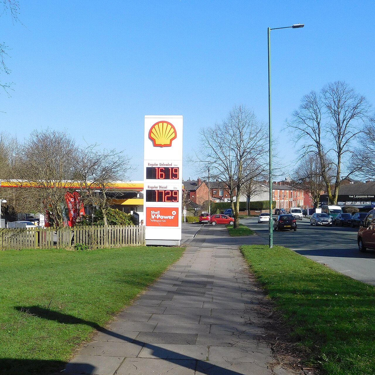 UK Fuel Prices Climb Amid Mideast Tensions