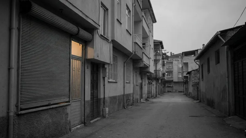 Adana'da Evsiz Yurttaşa Saldırıya Ev Hapsi