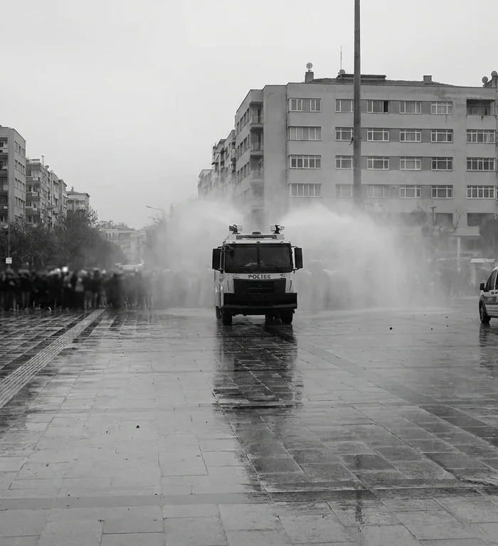 İzmir’de TOMA’ya çıkan eylemci tutuklandı