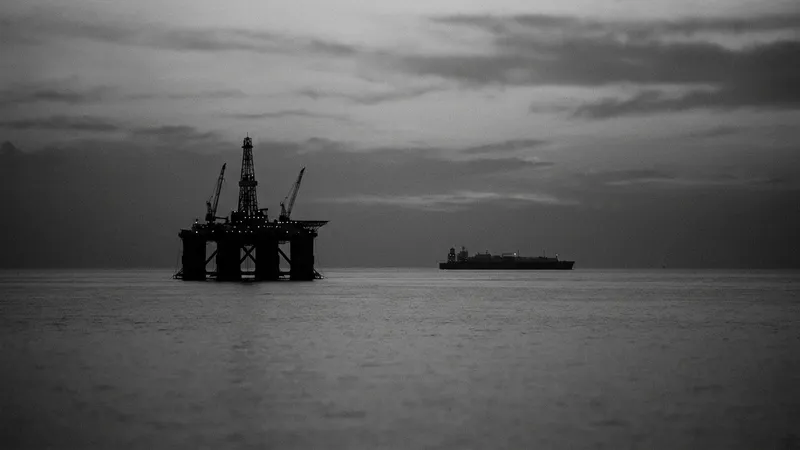 Brent petrol Hürmüz riskiyle çeyrekte 120 doları aşabilir