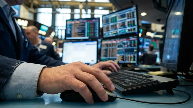 تراجع الأسهم الأمريكية مع تجاوز النفط 107 دولارات وارتفاع العوائد وسط رهانات على الفيدرالي