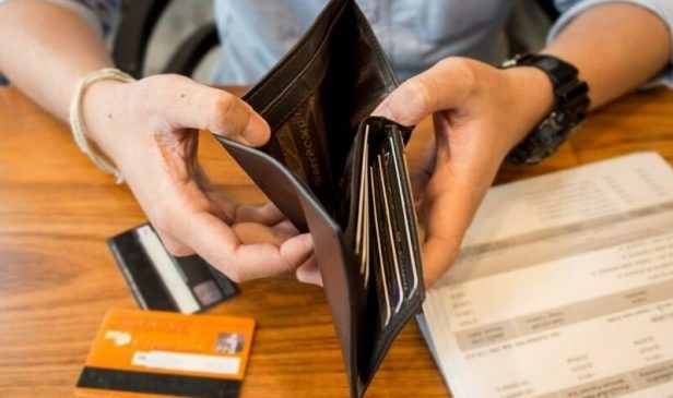 Over Half of Istanbul Residents Struggle with Credit Card Debt, Cut Spending