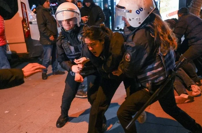 Ankara'da öğrenci protestosuna sert polis müdahalesi