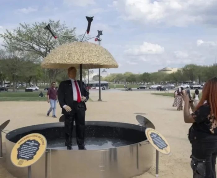 Hicivli Trump heykeli National Mall'da sergilendi