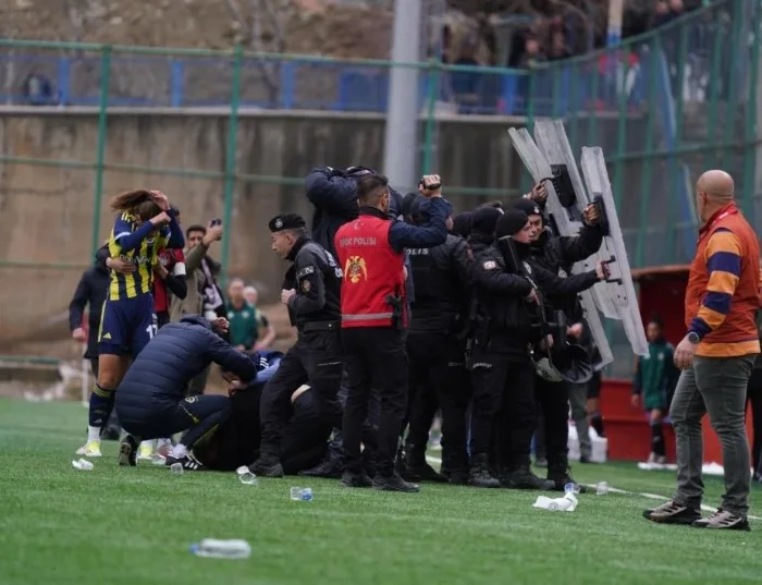 Maç sırasında FB TV ve Fenerbahçe teknik direktörüne saldırı