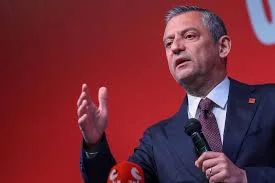 Özgür Özel'den Barselona'da küresel birlik çağrısı