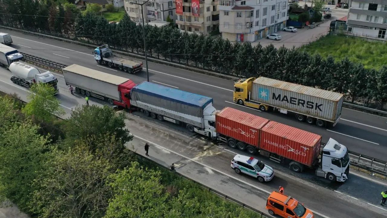 TEM Otoyolu'nda zincirleme kaza: 6 tır birbirine girdi