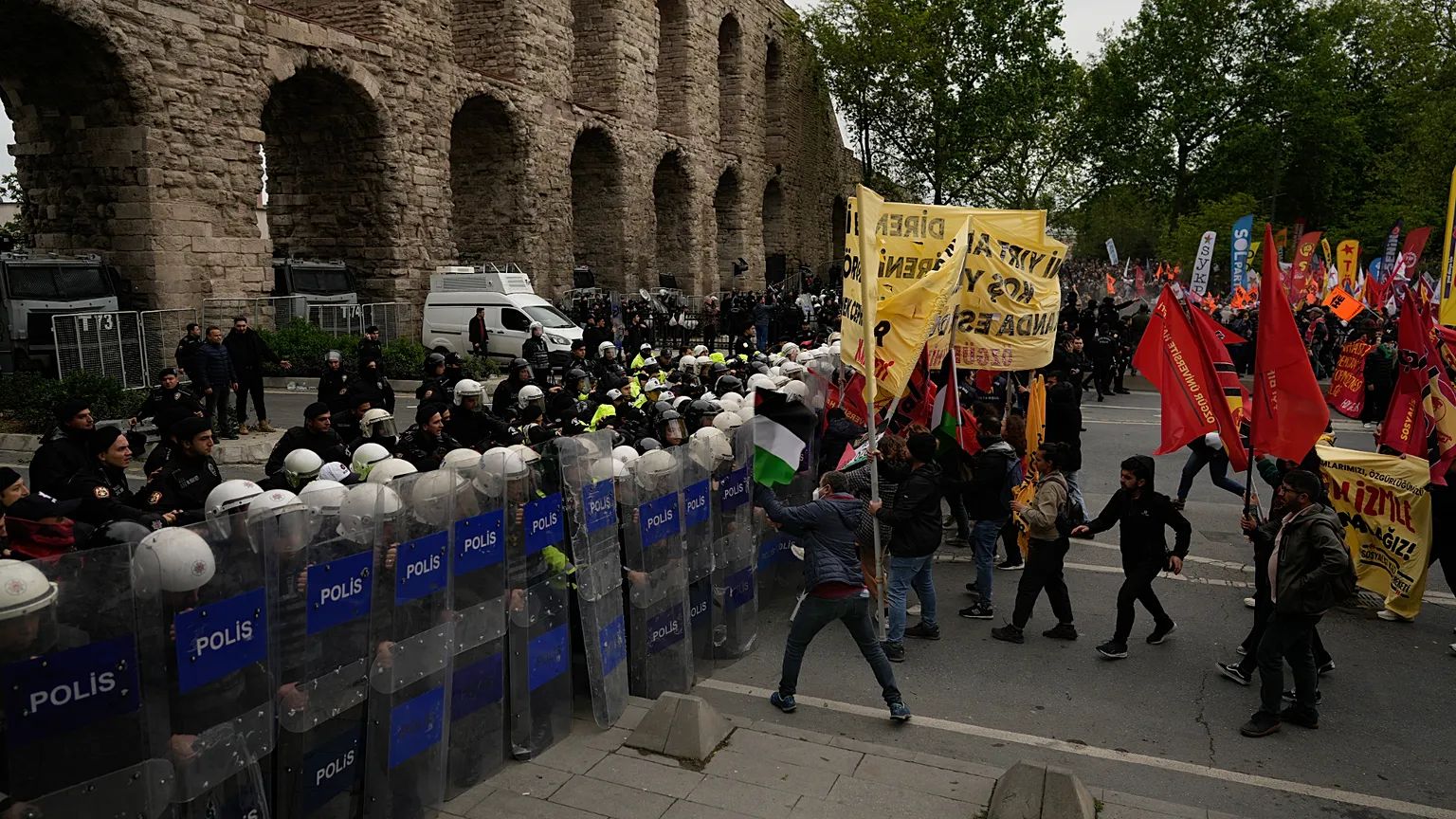 1 Mayıs Taksim gerilimi: Polisten sert müdahale, gözaltılar var