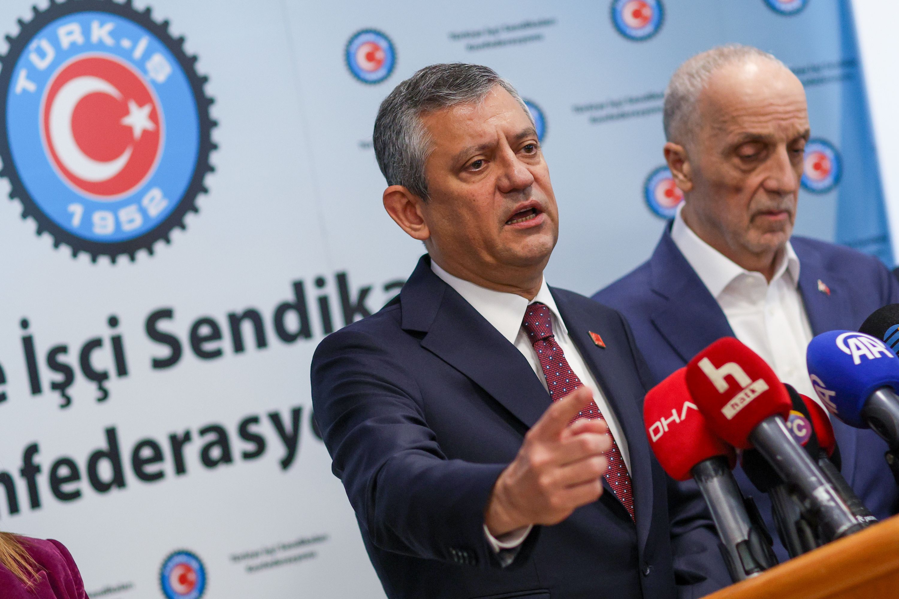 Özgür Özel'den 1 Mayıs mesajı: Bu kara düzen değişmeli