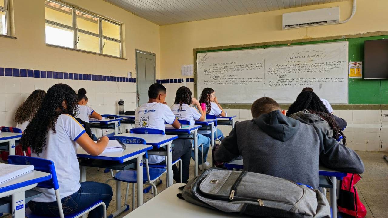 Gençler okulu terk ediyor: Okullaşma oranı sert düştü
