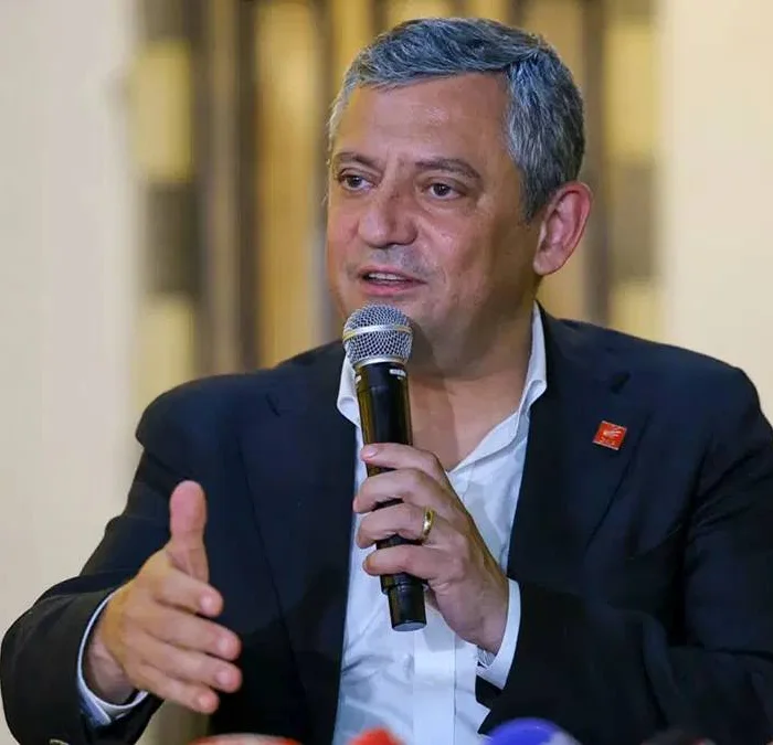 CHP Özgür Özel, İzmir turunda “yeni siyaset” dedi
