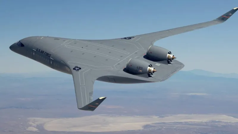 JetZero vatoz kanatlı yolcu uçağını hangardan çıkardı