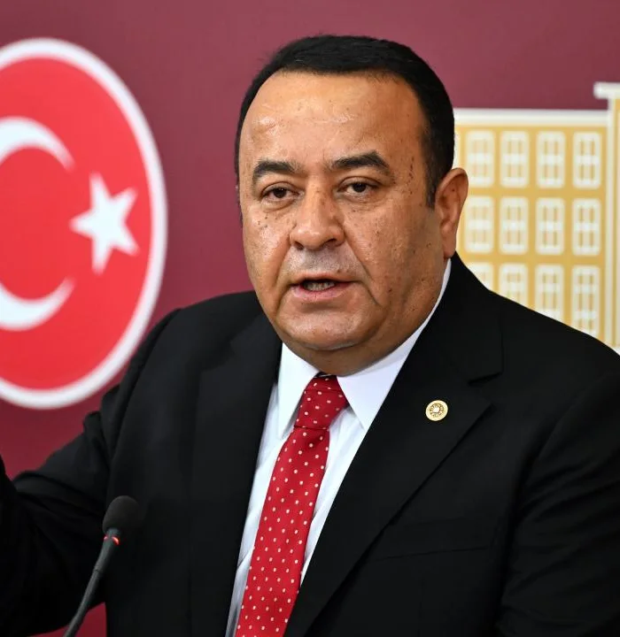 CHP Ankara Milletvekili Adnan Beker CHP'den ayrıldı