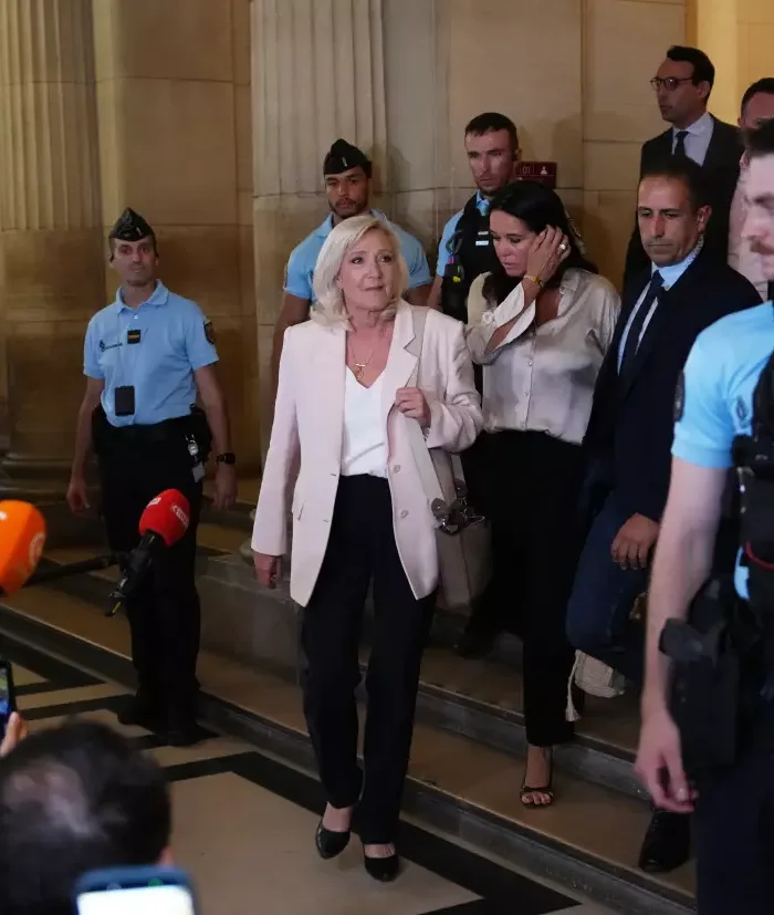 Yolsuzluk cezası siyasi engel olmadı: Le Pen Cumhurbaşkanlığı adaylığını duyurdu