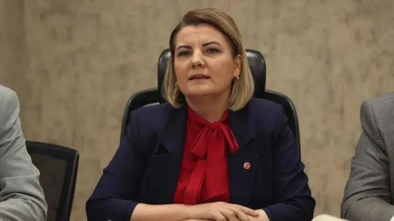 İzmit Belediye Başkanı Fatma Kaplan Hürriyet ve eşi dahil 20 kişi tutuklandı