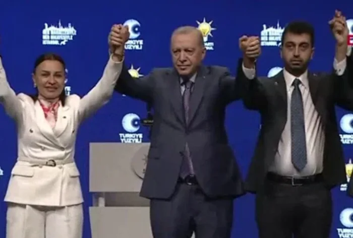 AK Parti İstanbul’da üç CHP`li yerel yöneticiyi saflarına kattı