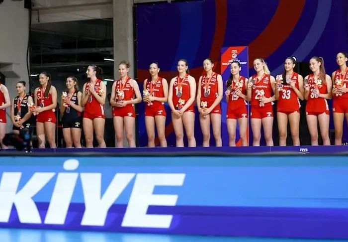 Türkiye U17 voleybol kadrosu gümüş madalya aldı
