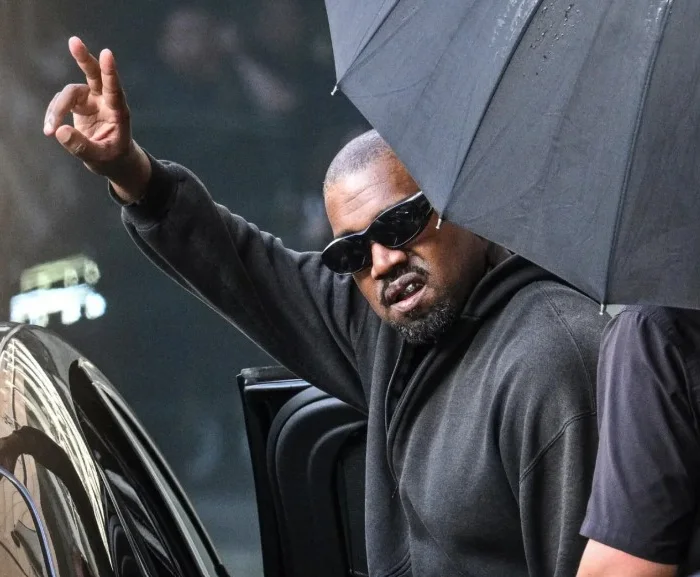 Kanye West Rusya’da iki konser ve Putin görüşmesi istiyor