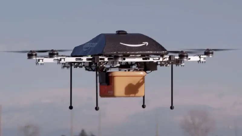 Amazon drone teslimatı paketi havuza bıraktı