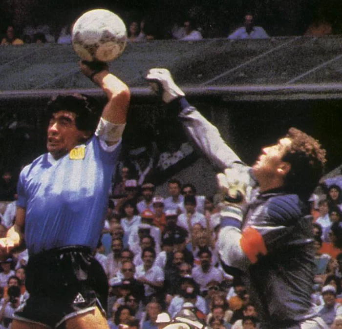 Maradona’nın ‘Tanrı’nın Eli’ golünde kullandığı top 3,3 milyon dolara satıldı