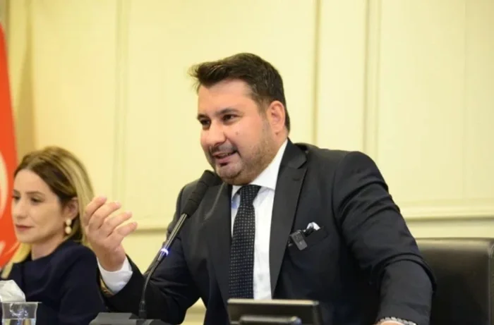 AK Parti’li başkandan Mansur Yavaş’a övgü: “Ayrım yapmadan hizmet veriyor”