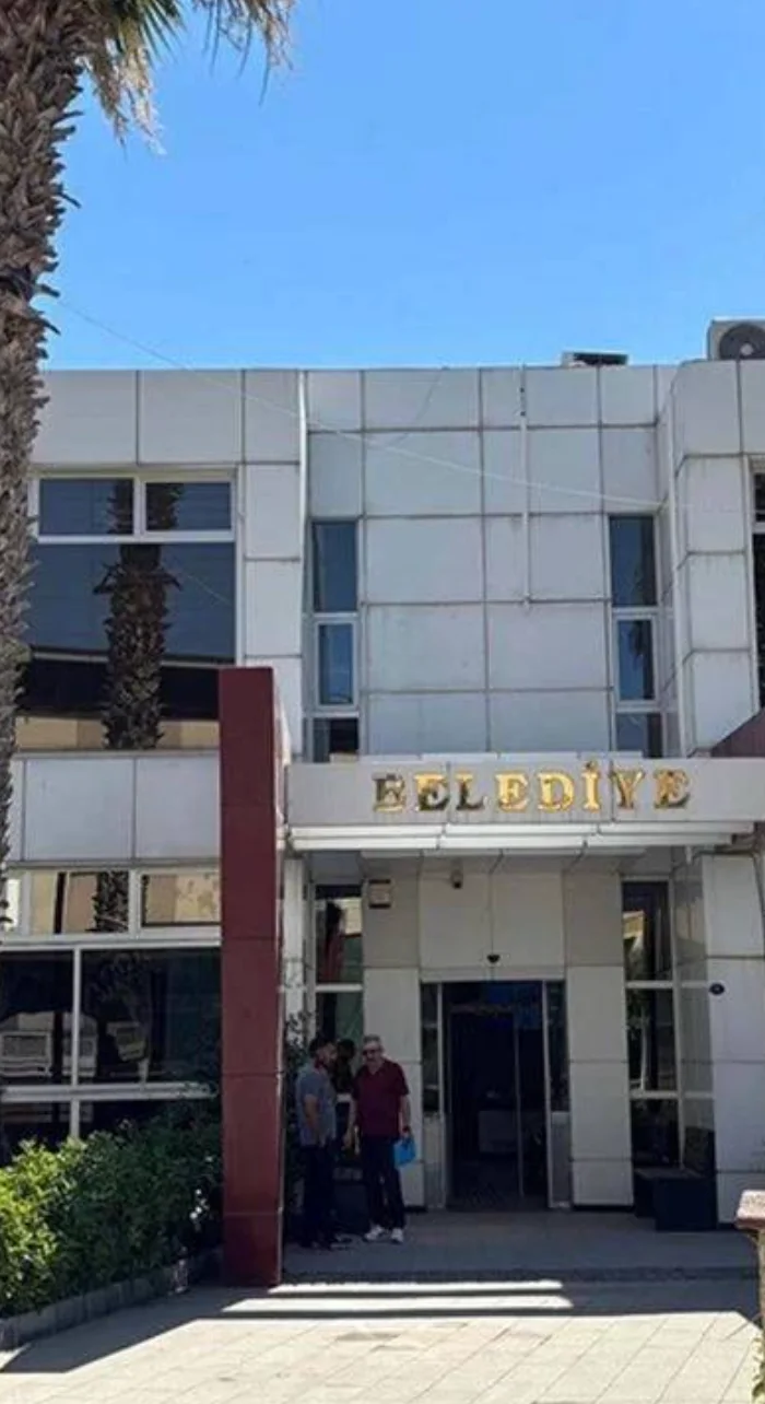 Seferihisar Belediyesi'ne operasyon: 45 kişi gözaltına alındı
