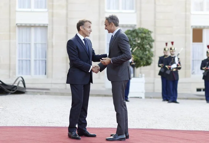 Paris'te Miçotakis-Macron zirvesi: İki lider Doğu Akdeniz'deki enerji projesini görüştü