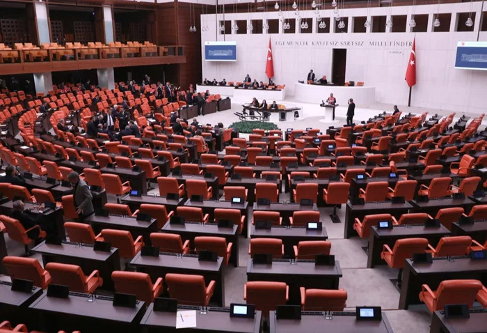 Fon soruşturması Meclis gündeminde: Bakan Şimşek'e 26 soru