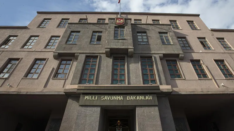 MSB'den Yunanistan ve Güney Kıbrıs'a 'elektrik kablosu' uyarısı