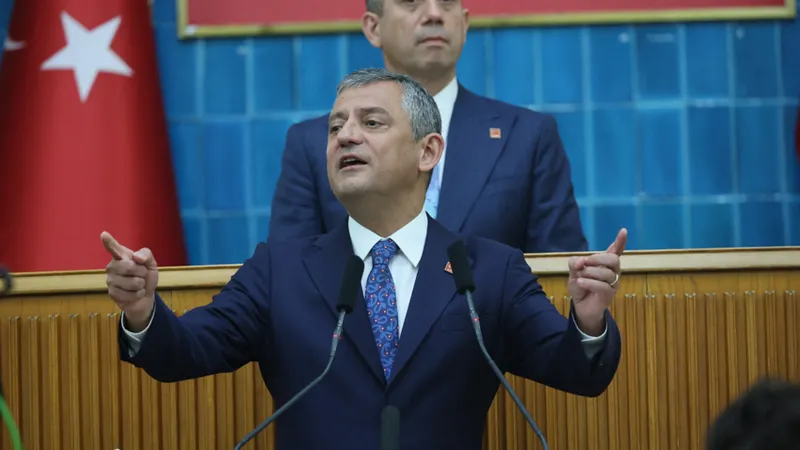 Özgür Özel'den Ataşehir Belediyesi Operasyonuna Tepki