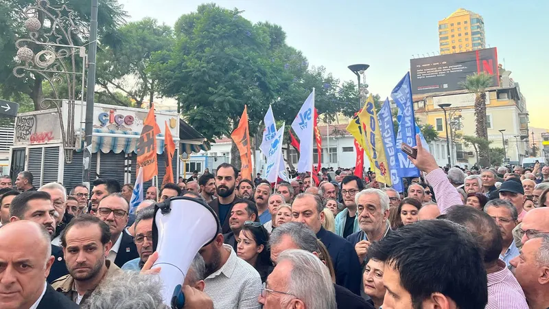 İzmir’de demokrasi yürüyüşüne polis engeli