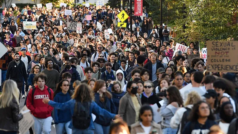 ABD'de toplu cinsel saldırı: Cornell Üniversitesi'nde binlerce öğrenci ayakta