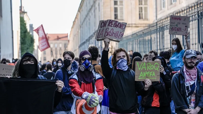 Le Monde: Hükümet çaresiz, alevlenmesinden korkuyor