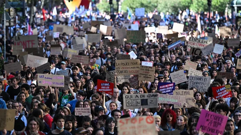 Fransa'da on binler liselilere destek için sokağa çıktı