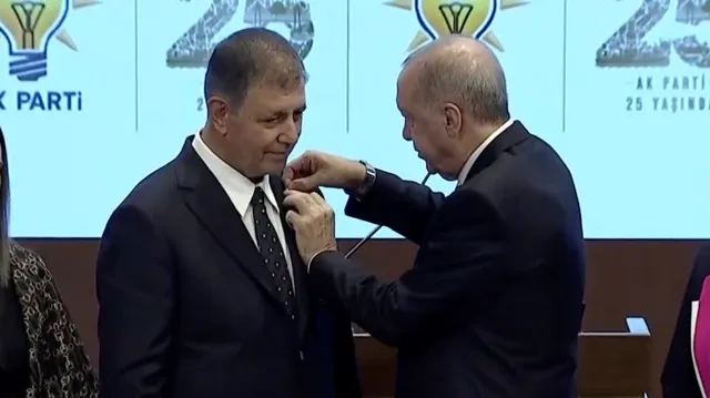 Cemil Tugay rozeti taktı: İzmir ilk kez AK Parti'ye geçti