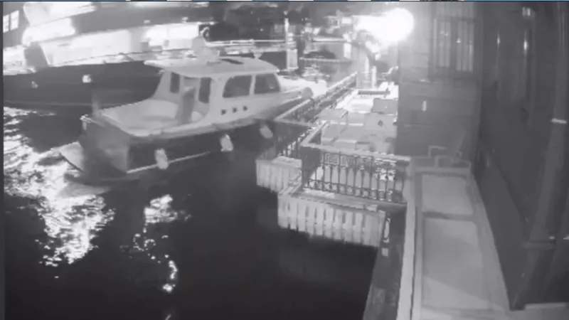 Boğaz trafiğinde tehlike çanları: 200 yıllık kültürel mirasa vapur çarptı