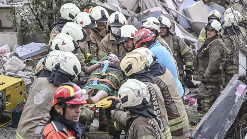 Maltepe'de 7 katlı binanın bir kısmı çöktü: 1 ölü, 10 yaralı kurtarıldı