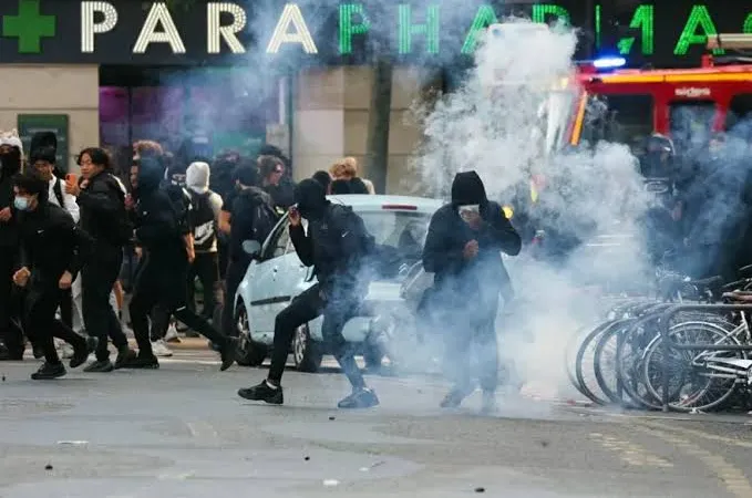 Fransa'da sokaklar karıştı: Öğrenci eylemlerinde 'Bayrak' fitili ateşledi
