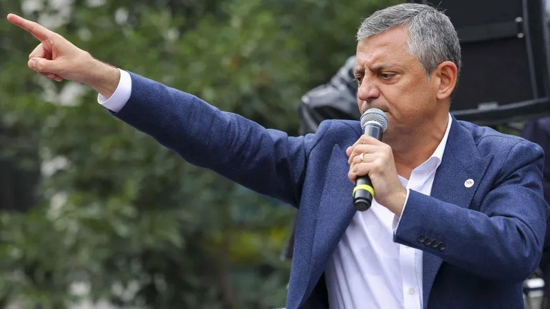 Özgür Özel'den cezaevi ziyareti: Tutuklu başkan Vahap Seçer ile görüşecek